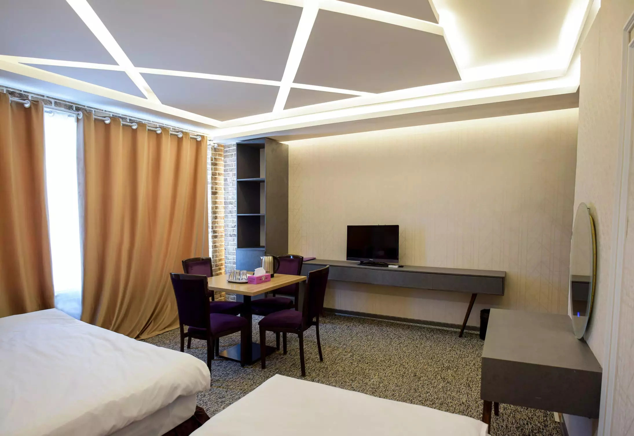 Alibaba https://cdn.alibaba.ir/ostorage/hotel-accommodation-images/6964e9596b43e2b9afa3bcda_سه تخته دبل سينگل ممتاز.webp